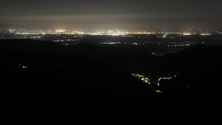 Dieses Bild zeigt eine Webcam-Aufnahme vom Achertal, aufgenommen am Montag, den 18.08.2025 um 01:30 Uhr. Die Temperatur betrug 11.6°C.
