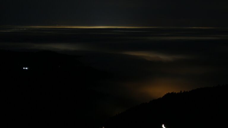 Dieses Bild zeigt eine Webcam-Aufnahme vom Achertal, aufgenommen am Montag, den 22.12.2025 um 23:30 Uhr. Die Temperatur betrug 5.2°C.