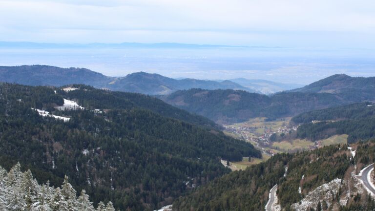 Dieses Bild zeigt eine Webcam-Aufnahme vom Achertal, aufgenommen am Dienstag, den 27.01.2026 um 13:10 Uhr. Die Temperatur betrug 5.9°C.