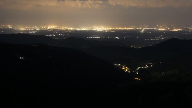 Dieses Bild zeigt eine Webcam-Aufnahme vom Achertal, aufgenommen am Montag, den 14.07.2025 um 00:30 Uhr. Die Temperatur betrug 18.1°C.
