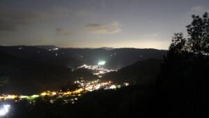 Dieses Bild zeigt eine Webcam-Aufnahme vom Achertal, aufgenommen am Donnerstag, den 29.10.2026 um 19:00 Uhr. Die Temperatur betrug 7°C.