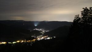 Dieses Bild zeigt eine Webcam-Aufnahme vom Achertal, aufgenommen am Mittwoch, den 30.09.2026 um 21:30 Uhr. Die Temperatur betrug 23.1°C.