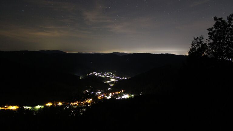 Dieses Bild zeigt eine Webcam-Aufnahme vom Achertal, aufgenommen am Donnerstag, den 15.10.2026 um 02:00 Uhr. Die Temperatur betrug 13.3°C.