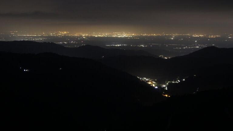 Dieses Bild zeigt eine Webcam-Aufnahme vom Achertal, aufgenommen am Mittwoch, den 27.08.2025 um 21:40 Uhr. Die Temperatur betrug 17.5°C.