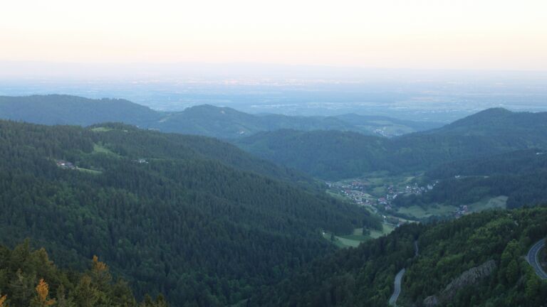 Dieses Bild zeigt eine Webcam-Aufnahme vom Achertal, aufgenommen am Freitag, den 16.05.2025 um 06:00 Uhr. Die Temperatur betrug 4.9°C.