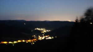 Dieses Bild zeigt eine Webcam-Aufnahme vom Achertal, aufgenommen am Sonntag, den 12.07.2026 um 04:00 Uhr. Die Temperatur betrug 19.2°C.