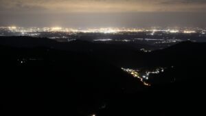 Dieses Bild zeigt eine Webcam-Aufnahme vom Achertal, aufgenommen am Freitag, den 17.04.2026 um 22:30 Uhr. Die Temperatur betrug 12.8°C.