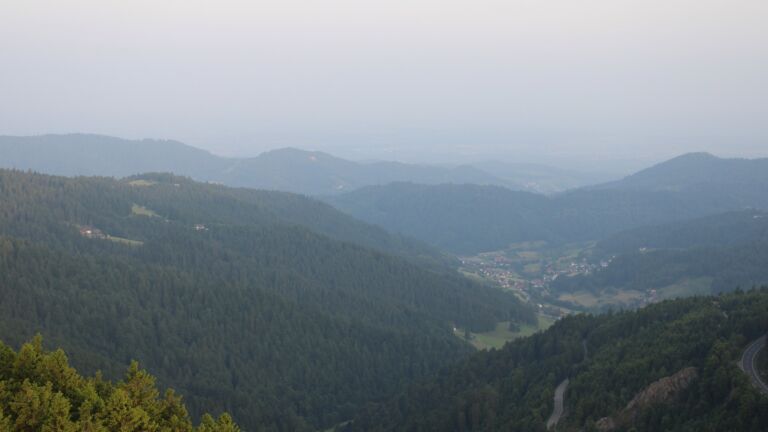 Dieses Bild zeigt eine Webcam-Aufnahme vom Achertal, aufgenommen am Freitag, den 13.06.2025 um 06:10 Uhr. Die Temperatur betrug 23.1°C.