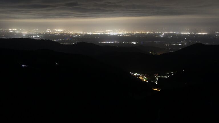 Dieses Bild zeigt eine Webcam-Aufnahme vom Achertal, aufgenommen am Montag, den 06.04.2026 um 04:00 Uhr. Die Temperatur betrug 4.3°C.