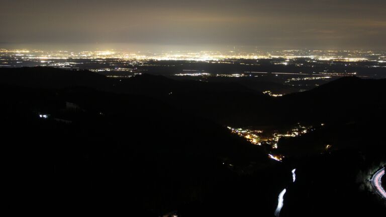 Dieses Bild zeigt eine Webcam-Aufnahme vom Achertal, aufgenommen am Donnerstag, den 15.01.2026 um 21:30 Uhr. Die Temperatur betrug 5.1°C.