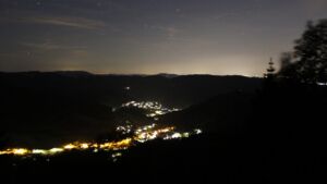 Dieses Bild zeigt eine Webcam-Aufnahme vom Achertal, aufgenommen am Sonntag, den 07.06.2026 um 23:40 Uhr. Die Temperatur betrug 15.2°C.