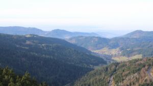 Dieses Bild zeigt eine Webcam-Aufnahme vom Achertal, aufgenommen am Freitag, den 12.12.2025 um 12:00 Uhr. Die Temperatur betrug 10.7°C.