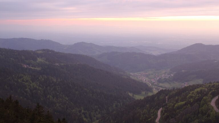 Dieses Bild zeigt eine Webcam-Aufnahme vom Achertal, aufgenommen am Sonntag, den 04.05.2025 um 20:50 Uhr. Die Temperatur betrug 4°C.