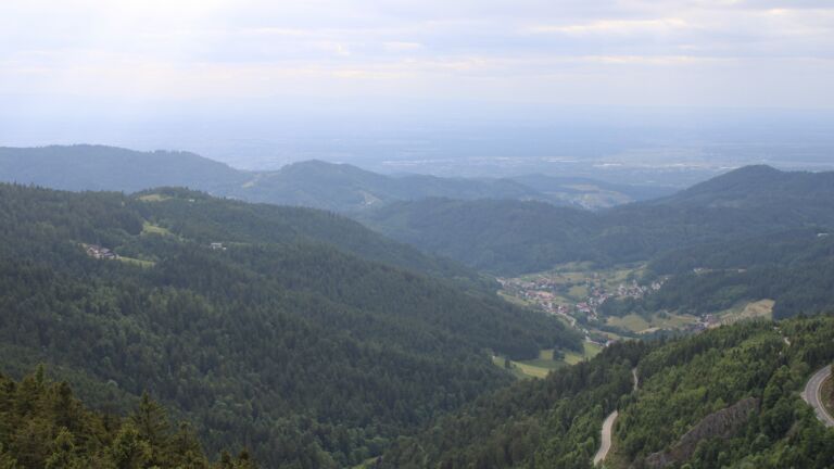 Dieses Bild zeigt eine Webcam-Aufnahme vom Achertal, aufgenommen am Dienstag, den 27.05.2025 um 18:50 Uhr. Die Temperatur betrug 12°C.