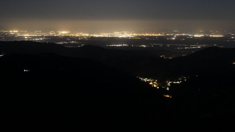 Dieses Bild zeigt eine Webcam-Aufnahme vom Achertal, aufgenommen am Mittwoch, den 08.04.2026 um 04:00 Uhr. Die Temperatur betrug 8.1°C.