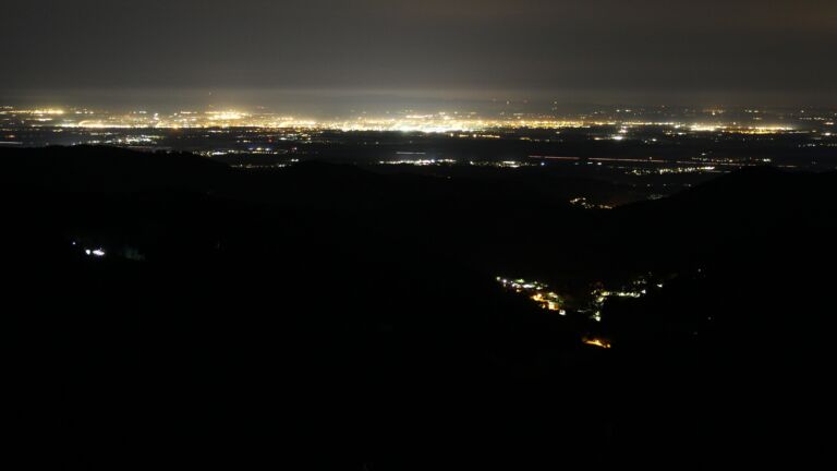 Dieses Bild zeigt eine Webcam-Aufnahme vom Achertal, aufgenommen am Freitag, den 31.10.2025 um 00:30 Uhr. Die Temperatur betrug 6.1°C.