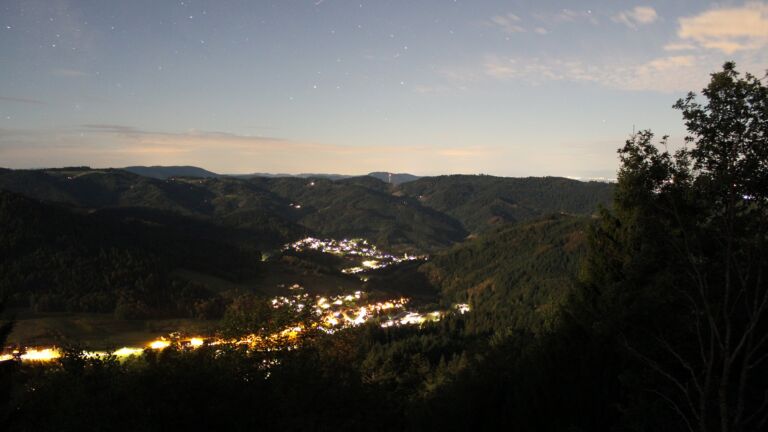 Dieses Bild zeigt eine Webcam-Aufnahme vom Achertal, aufgenommen am Sonntag, den 30.08.2026 um 22:00 Uhr. Die Temperatur betrug 20°C.