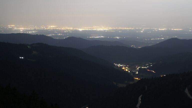 Dieses Bild zeigt eine Webcam-Aufnahme vom Achertal, aufgenommen am Samstag, den 28.02.2026 um 04:00 Uhr. Die Temperatur betrug 8°C.