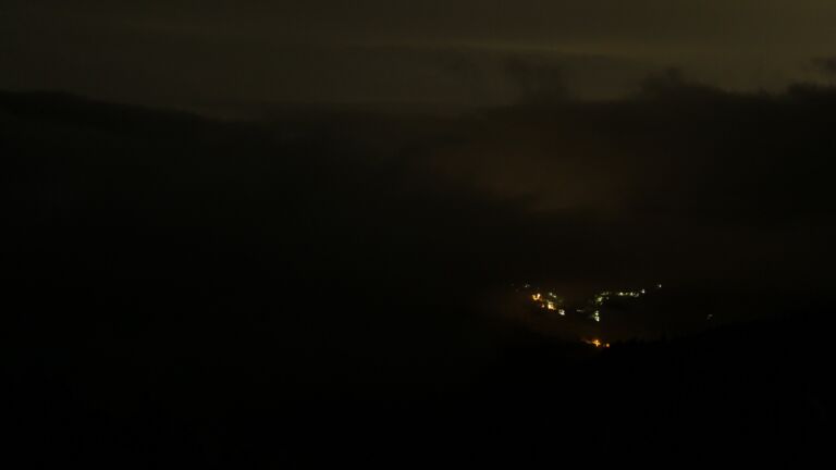 Dieses Bild zeigt eine Webcam-Aufnahme vom Achertal, aufgenommen am Samstag, den 27.09.2025 um 04:30 Uhr. Die Temperatur betrug 6.1°C.