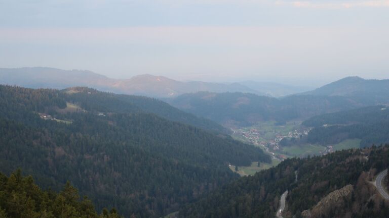 Dieses Bild zeigt eine Webcam-Aufnahme vom Achertal, aufgenommen am Montag, den 23.03.2026 um 07:00 Uhr. Die Temperatur betrug 5.2°C.