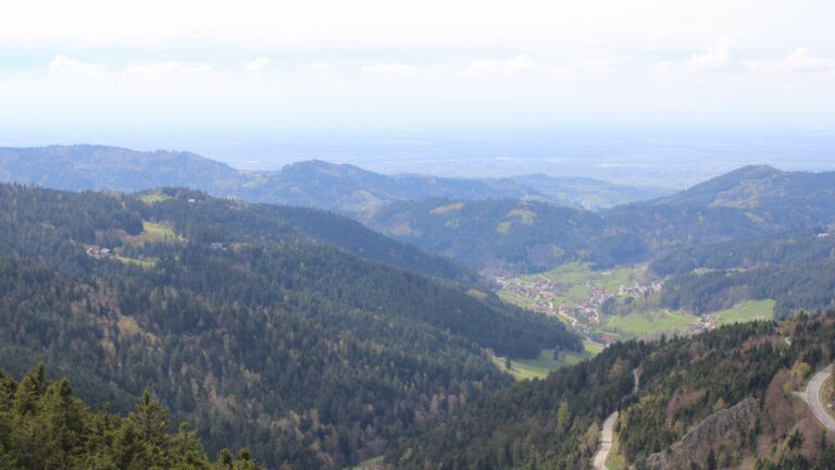 Dieses Bild zeigt eine Webcam-Aufnahme vom Achertal, aufgenommen am Donnerstag, den 16.04.2026 um 15:10 Uhr. Die Temperatur betrug 12.6°C.