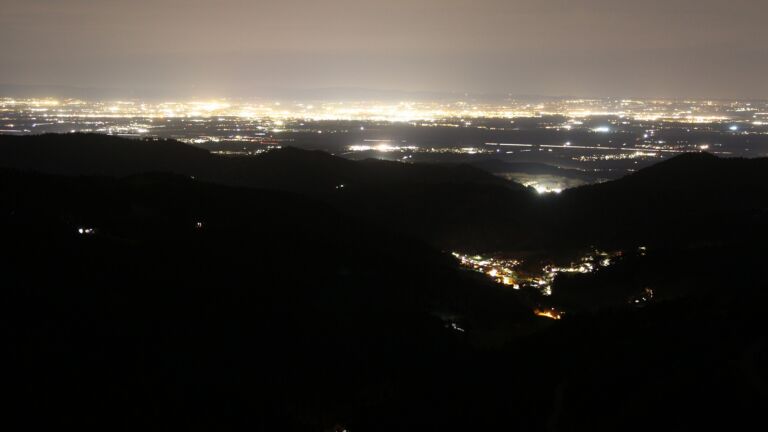 Dieses Bild zeigt eine Webcam-Aufnahme vom Achertal, aufgenommen am Donnerstag, den 13.11.2025 um 19:00 Uhr. Die Temperatur betrug 15.8°C.