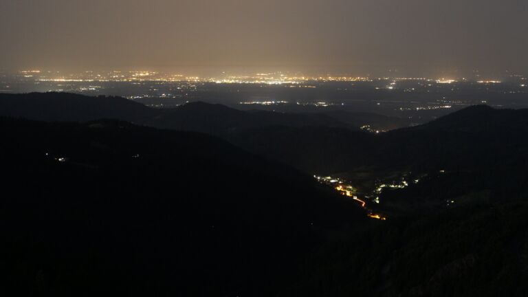 Dieses Bild zeigt eine Webcam-Aufnahme vom Achertal, aufgenommen am Samstag, den 14.06.2025 um 02:30 Uhr. Die Temperatur betrug 22.2°C.