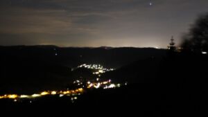 Dieses Bild zeigt eine Webcam-Aufnahme vom Achertal, aufgenommen am Montag, den 08.06.2026 um 01:30 Uhr. Die Temperatur betrug 15°C.