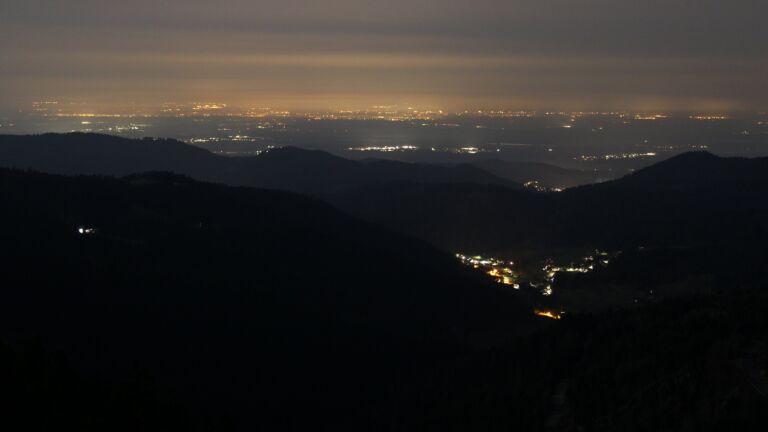 Dieses Bild zeigt eine Webcam-Aufnahme vom Achertal, aufgenommen am Sonntag, den 08.03.2026 um 05:00 Uhr. Die Temperatur betrug 9.9°C.