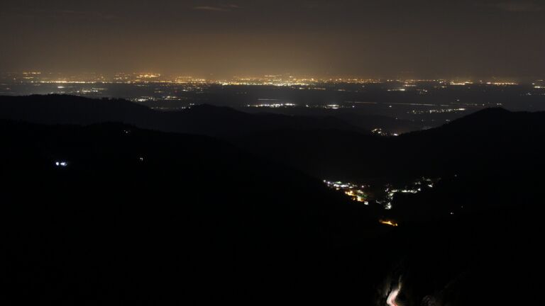 Dieses Bild zeigt eine Webcam-Aufnahme vom Achertal, aufgenommen am Samstag, den 21.03.2026 um 05:00 Uhr. Die Temperatur betrug 4.4°C.