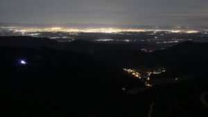 Dieses Bild zeigt eine Webcam-Aufnahme vom Achertal, aufgenommen am Dienstag, den 09.12.2025 um 00:30 Uhr. Die Temperatur betrug 8.7°C.