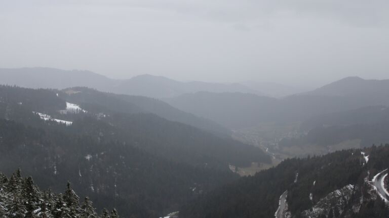 Dieses Bild zeigt eine Webcam-Aufnahme vom Achertal, aufgenommen am Dienstag, den 27.01.2026 um 16:30 Uhr. Die Temperatur betrug 1°C.