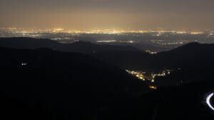 Dieses Bild zeigt eine Webcam-Aufnahme vom Achertal, aufgenommen am Montag, den 23.03.2026 um 21:30 Uhr. Die Temperatur betrug 5.6°C.