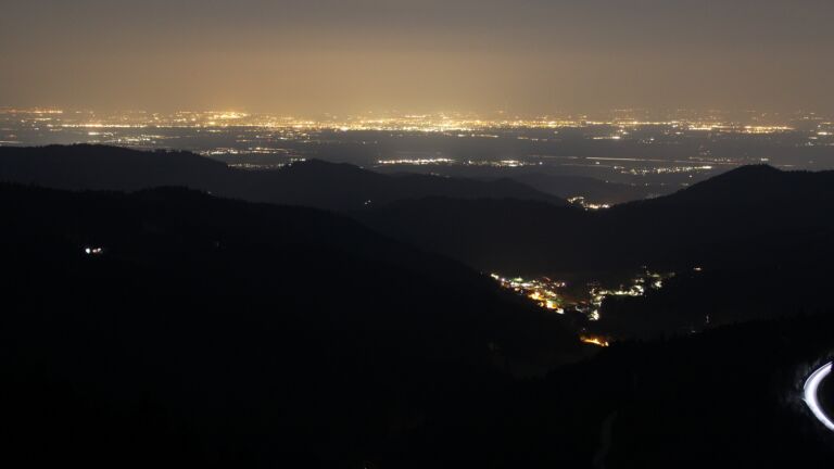 Dieses Bild zeigt eine Webcam-Aufnahme vom Achertal, aufgenommen am Montag, den 23.03.2026 um 21:30 Uhr. Die Temperatur betrug 5.6°C.