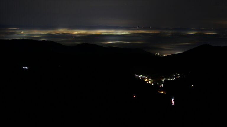 Dieses Bild zeigt eine Webcam-Aufnahme vom Achertal, aufgenommen am Dienstag, den 16.12.2025 um 02:30 Uhr. Die Temperatur betrug 10.9°C.