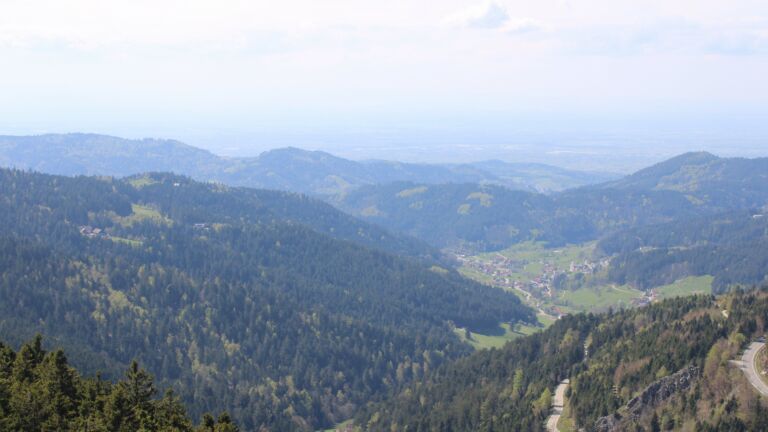 Dieses Bild zeigt eine Webcam-Aufnahme vom Achertal, aufgenommen am Samstag, den 18.04.2026 um 15:00 Uhr. Die Temperatur betrug 15.2°C.