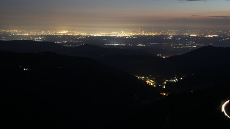 Dieses Bild zeigt eine Webcam-Aufnahme vom Achertal, aufgenommen am Freitag, den 25.07.2025 um 22:50 Uhr. Die Temperatur betrug 14.4°C.