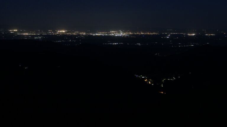Dieses Bild zeigt eine Webcam-Aufnahme vom Achertal, aufgenommen am Freitag, den 16.05.2025 um 04:20 Uhr. Die Temperatur betrug 5.1°C.