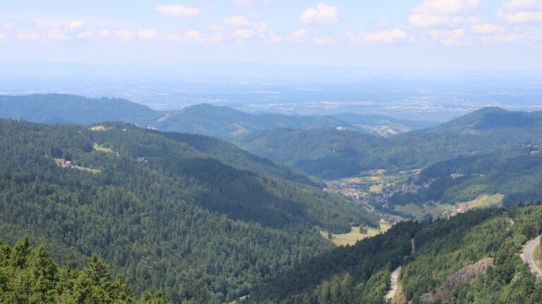 Dieses Bild zeigt eine Webcam-Aufnahme vom Achertal, aufgenommen am Samstag, den 12.07.2025 um 12:50 Uhr. Die Temperatur betrug 15.9°C.