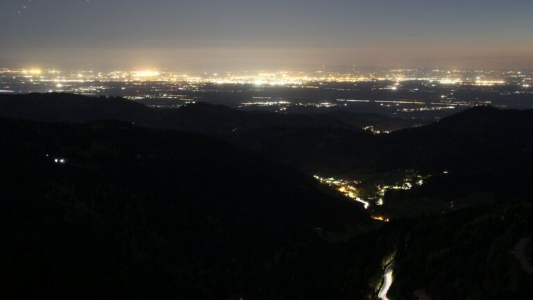 Dieses Bild zeigt eine Webcam-Aufnahme vom Achertal, aufgenommen am Freitag, den 24.04.2026 um 22:10 Uhr. Die Temperatur betrug 11.1°C.