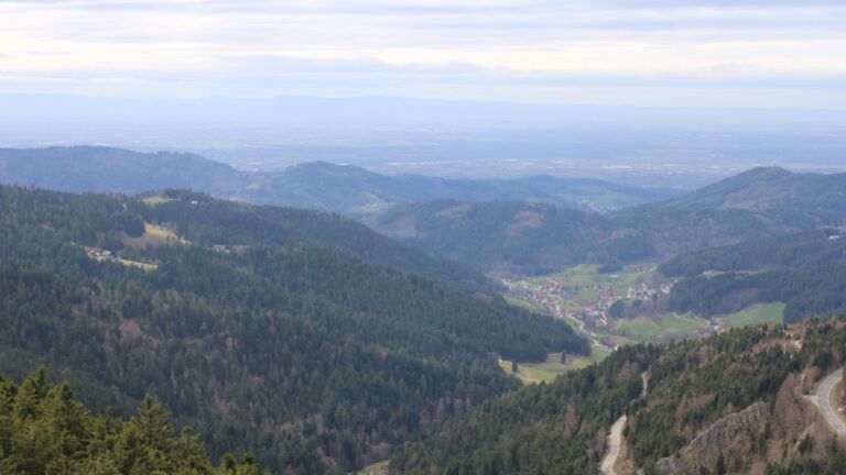 Dieses Bild zeigt eine Webcam-Aufnahme vom Achertal, aufgenommen am Freitag, den 13.03.2026 um 14:20 Uhr. Die Temperatur betrug 8.3°C.