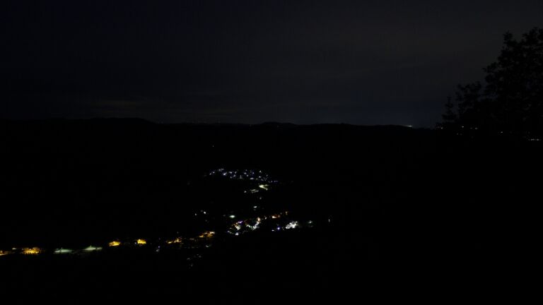 Dieses Bild zeigt eine Webcam-Aufnahme vom Achertal, aufgenommen am Mittwoch, den 10.06.2026 um 03:50 Uhr. Die Temperatur betrug 9.8°C.