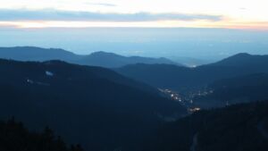 Dieses Bild zeigt eine Webcam-Aufnahme vom Achertal, aufgenommen am Montag, den 09.02.2026 um 18:20 Uhr. Die Temperatur betrug 2.6°C.