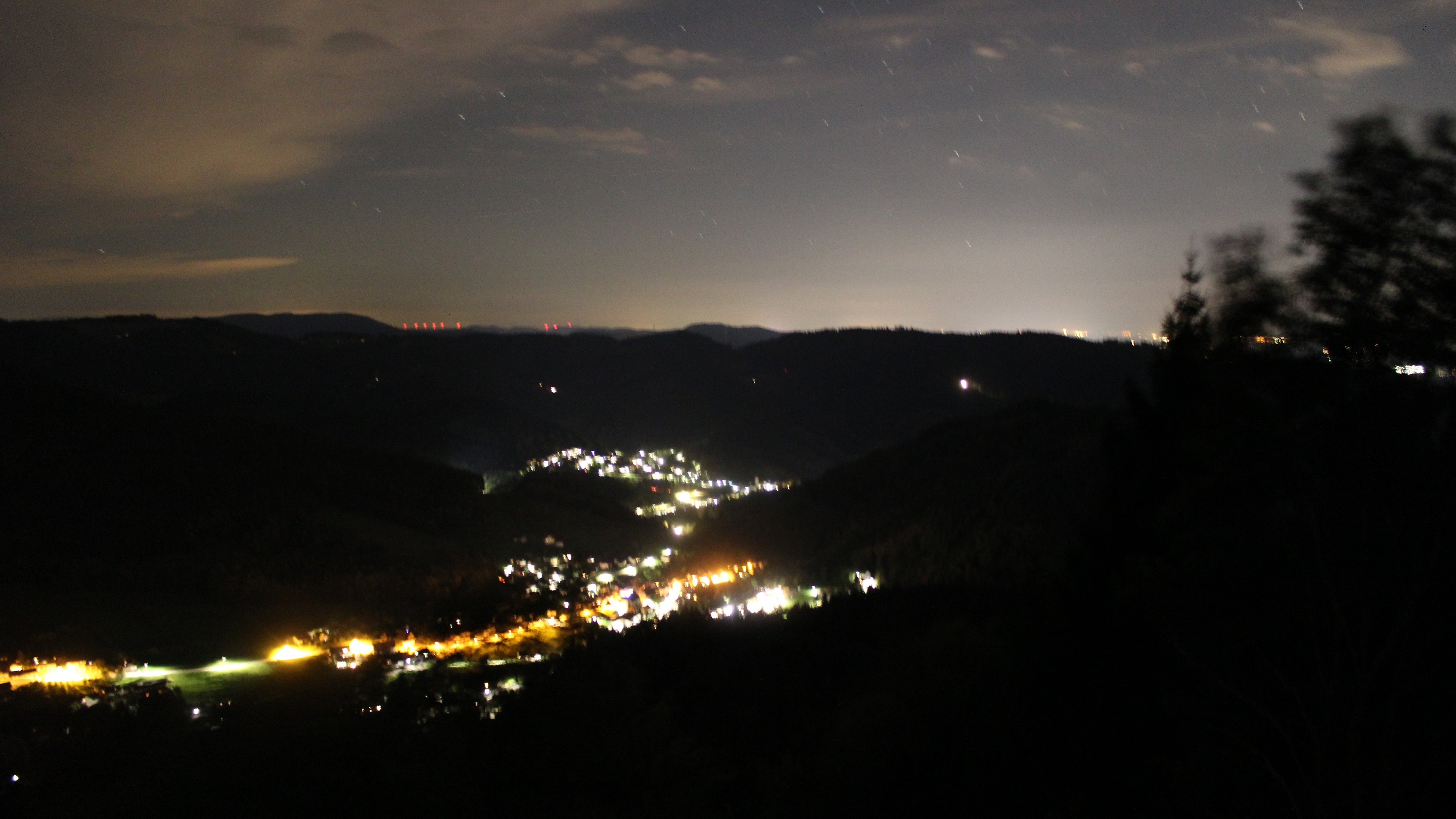Dieses Bild zeigt eine Webcam-Aufnahme vom Achertal, aufgenommen am Dienstag, den 06.10.2026 um 23:30 Uhr. Die Temperatur betrug 16.7°C.