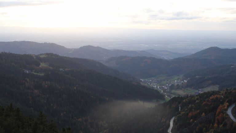 Dieses Bild zeigt eine Webcam-Aufnahme vom Achertal, aufgenommen am Samstag, den 25.10.2025 um 18:30 Uhr. Die Temperatur betrug 4.4°C.
