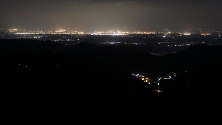 Dieses Bild zeigt eine Webcam-Aufnahme vom Achertal, aufgenommen am Mittwoch, den 30.04.2025 um 01:30 Uhr. Die Temperatur betrug 12.9°C.