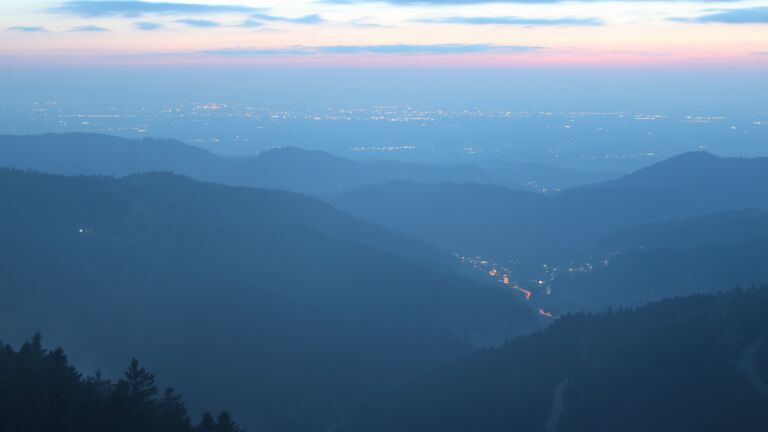 Dieses Bild zeigt eine Webcam-Aufnahme vom Achertal, aufgenommen am Dienstag, den 14.04.2026 um 21:00 Uhr. Die Temperatur betrug 2.8°C.