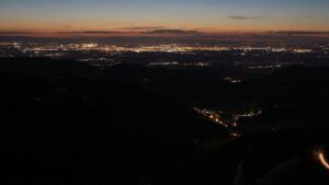 Dieses Bild zeigt eine Webcam-Aufnahme vom Achertal, aufgenommen am Sonntag, den 01.03.2026 um 19:20 Uhr. Die Temperatur betrug 5.5°C.