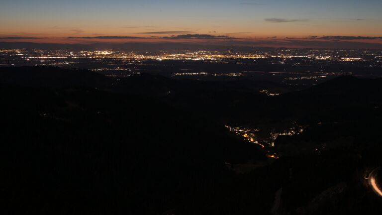 Dieses Bild zeigt eine Webcam-Aufnahme vom Achertal, aufgenommen am Sonntag, den 01.03.2026 um 19:20 Uhr. Die Temperatur betrug 5.5°C.