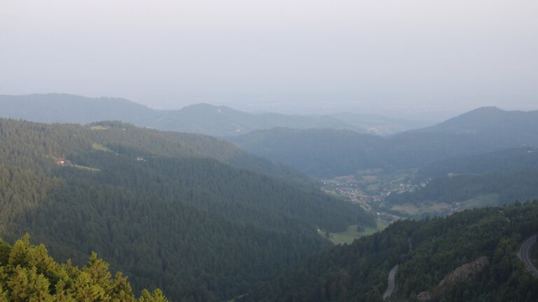 Dieses Bild zeigt eine Webcam-Aufnahme vom Achertal, aufgenommen am Freitag, den 13.06.2025 um 06:20 Uhr. Die Temperatur betrug 24.4°C.
